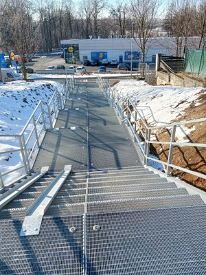 ocelové schodiště z rošického k lidlu