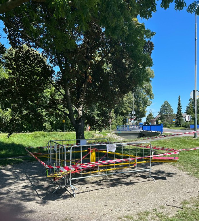 upozornění - kolotoč vedle budovy MOb Svinov 